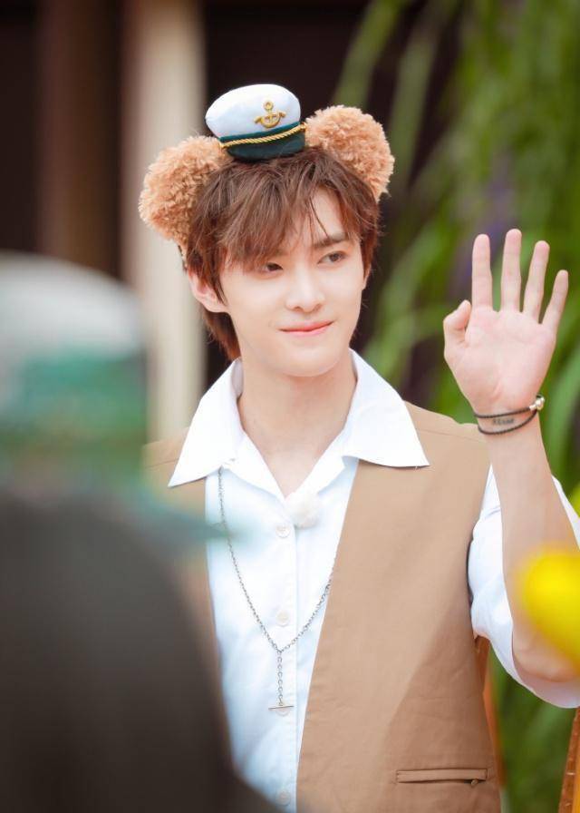 unine同游迪士尼,李汶翰居然在角落,没想到站c位的居然是他_姚明明