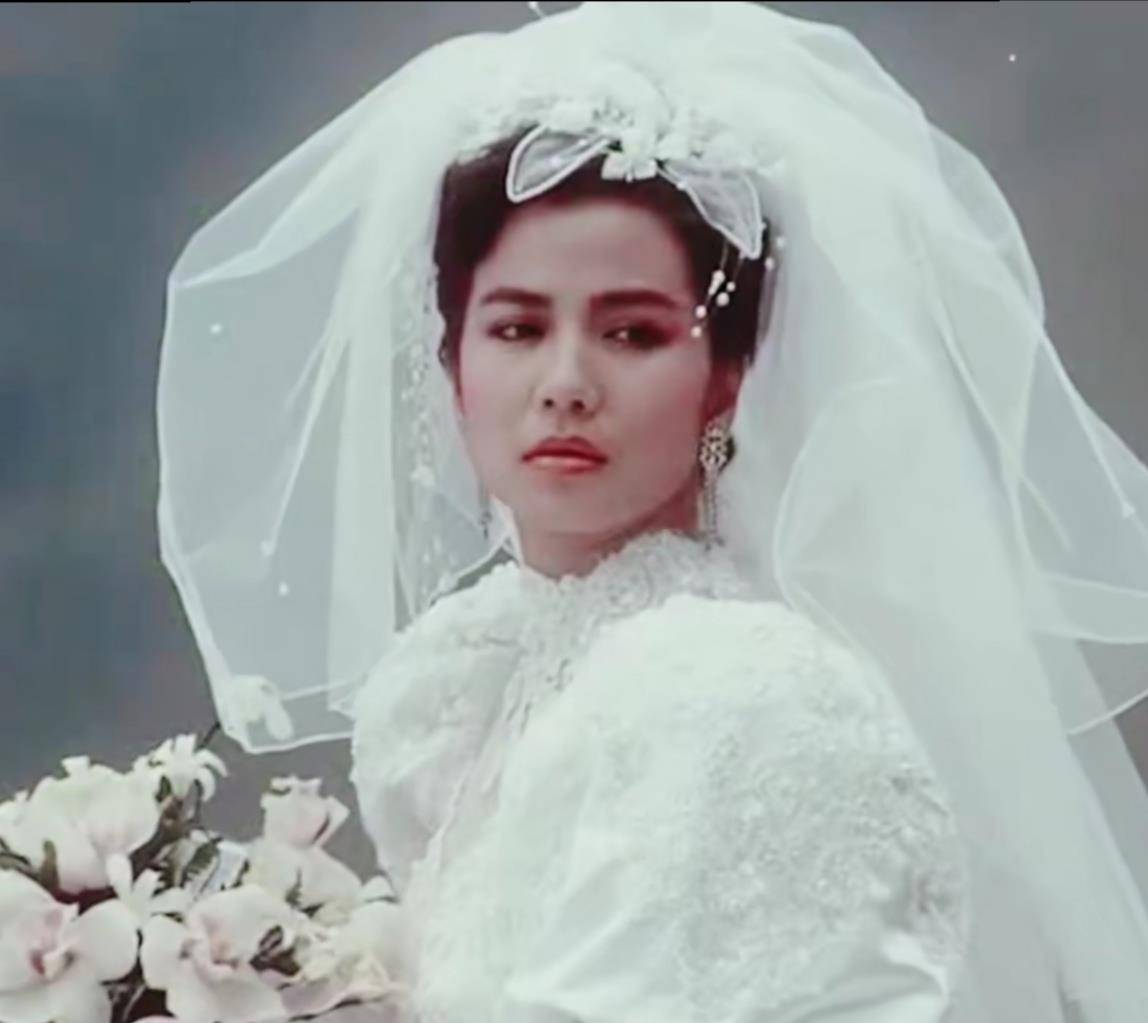 时尚何止千万种,最美不过钟楚红!巨大的头纱也依然挡不住红姑的魅力.