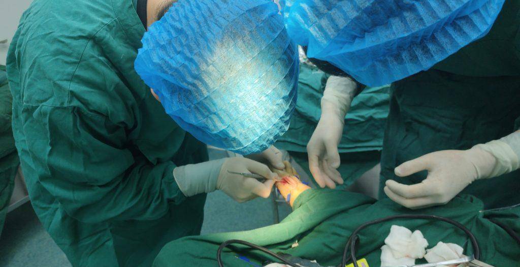 拇外翻拇囊炎的疼痛原因和治疗方法,拇囊炎疼痛_炎症_鞋子_手术