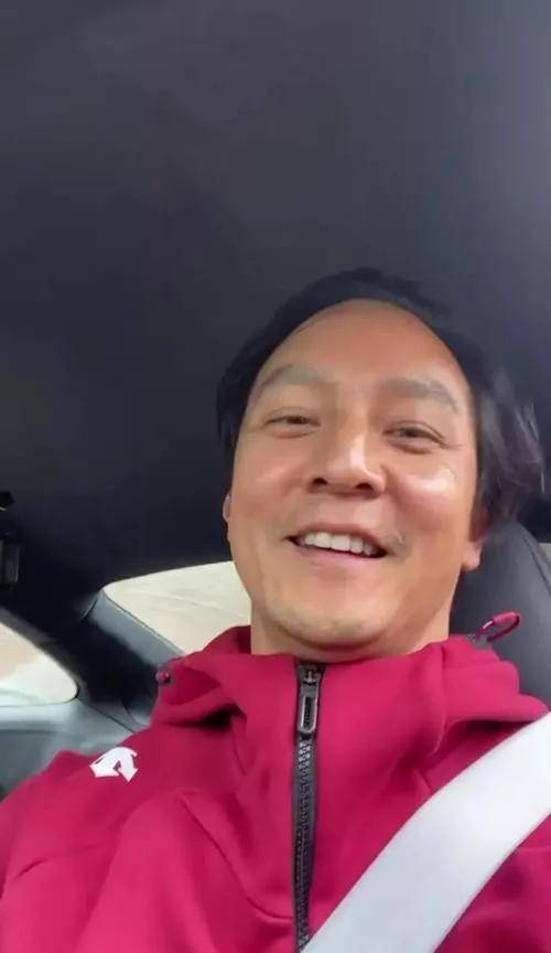 照片上的他完全没有男神的痕迹,发际线上移,脸部发黄,加上"去世"拍摄