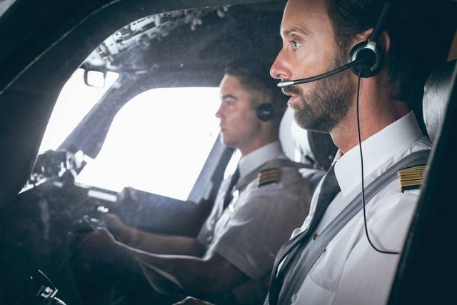 民航机长的月薪大概是多少?_飞行员_工作_航班