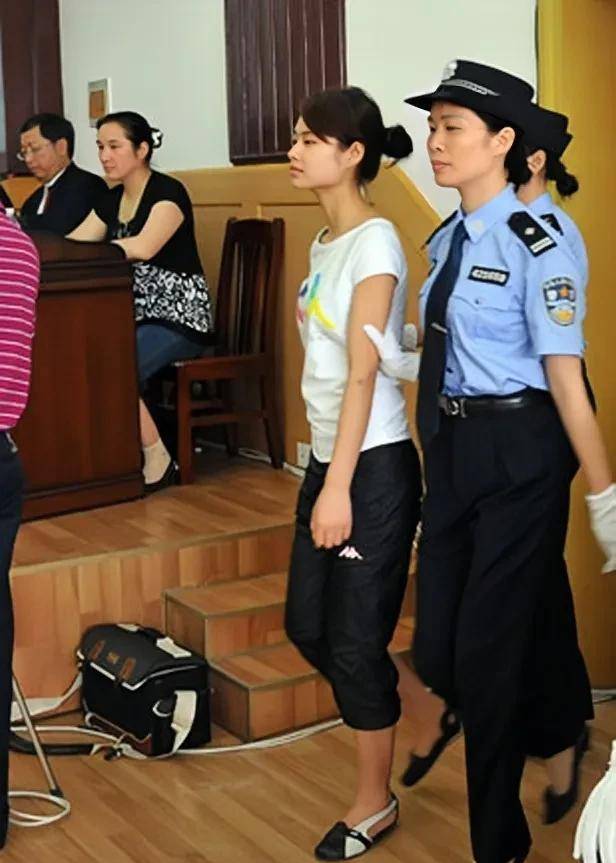 邓玉娇案:官员耍流氓,逼迫少女违法,造成一伤再伤,法院判无罪_黄得志