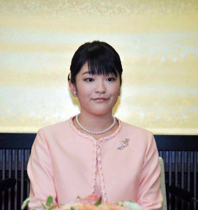 随后始终不愿意放手,不愿意与已经订婚的未婚夫分离的真子公主,在忍受