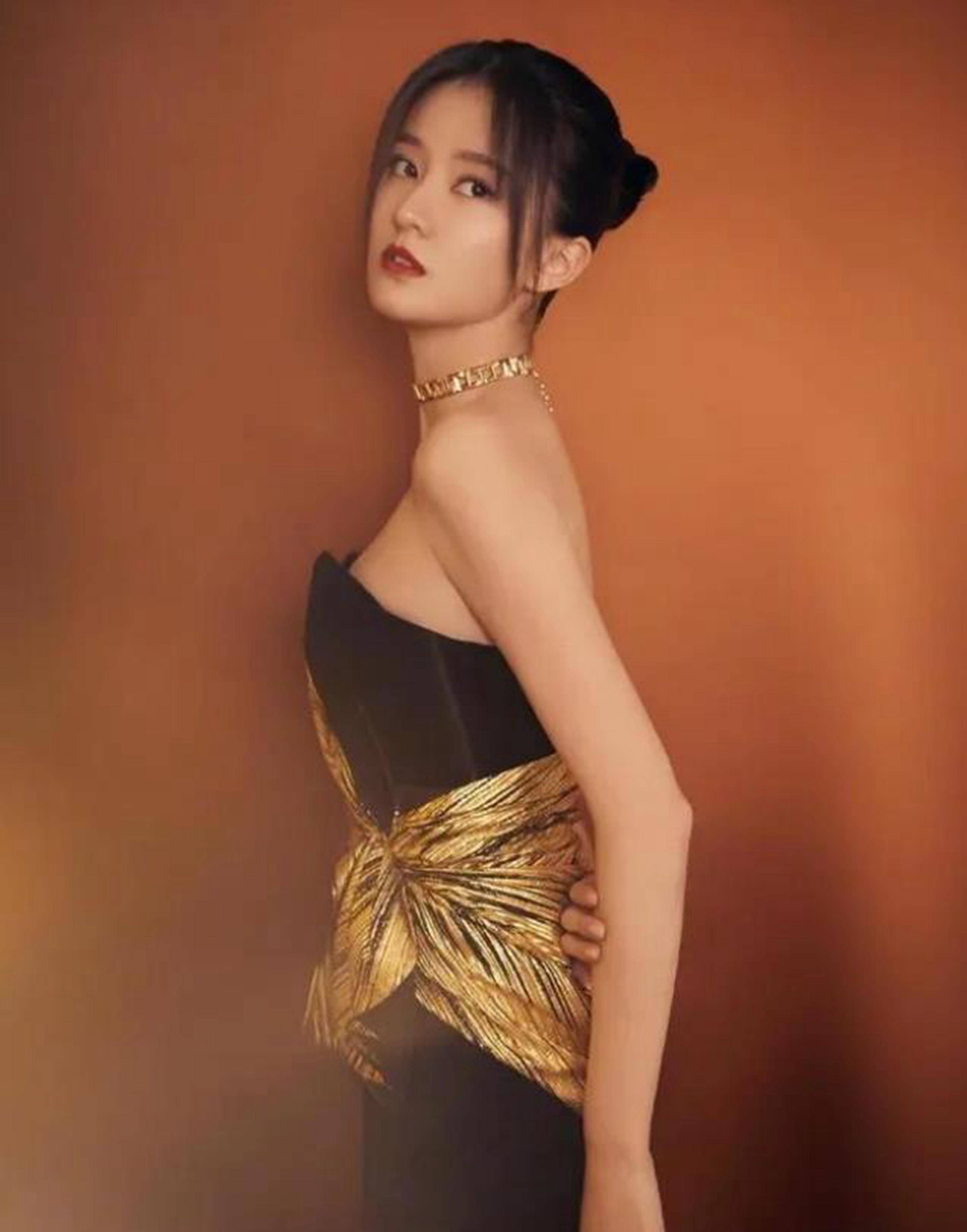 乔欣藏柯基屁股露蝴蝶肩,穿172身材缎面连衣裙像超模_人们_魅力_的