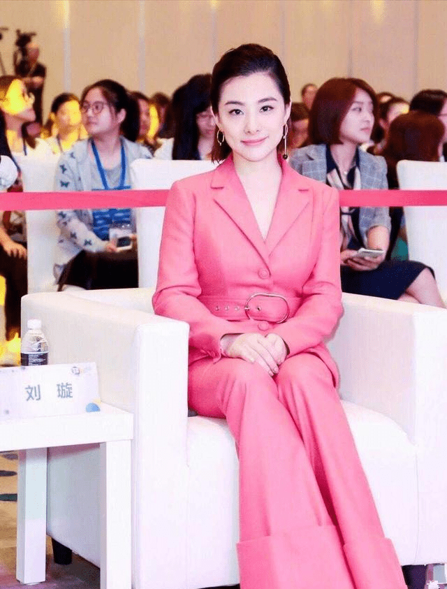 刘璇为显高也真拼,穿20公分高跟鞋太突兀,穿得朴素太不搭调_场合_风格