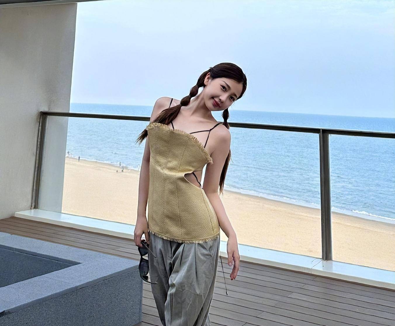 虞书欣晒海边随拍照片,扎双麻花辫,展现完美身材,令人咂舌不已_审美