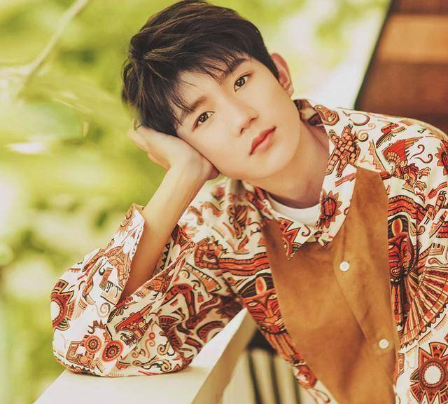 可在禁止吸烟的公众场所,吞云吐雾,这个行为确实欠妥,所以王源遭到