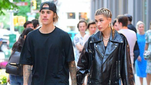 照片的第一张为孕检怀孕的b超照片,第二张为海莉正在接受检查的照片