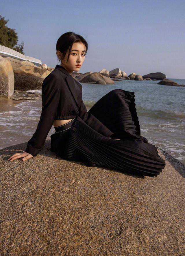 张子枫在海边拍摄大片,唯美裙装十分惊艳,瘦到没朋友_气质_俏丽_身材