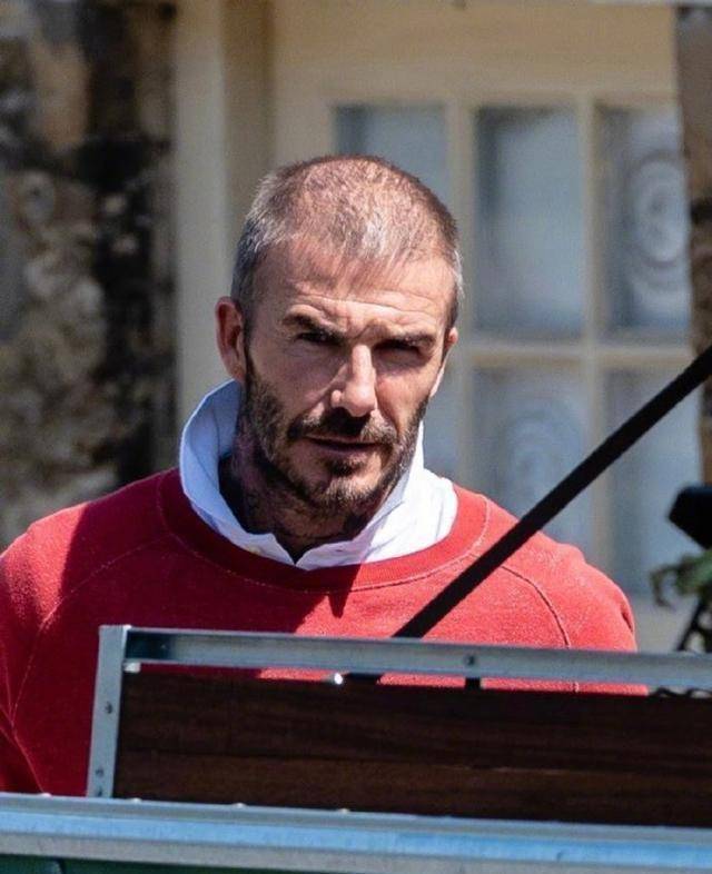 贝克汉姆真的老了,45岁素颜皱纹明显头发还掀顶,穿红衣难掩沧桑_小贝