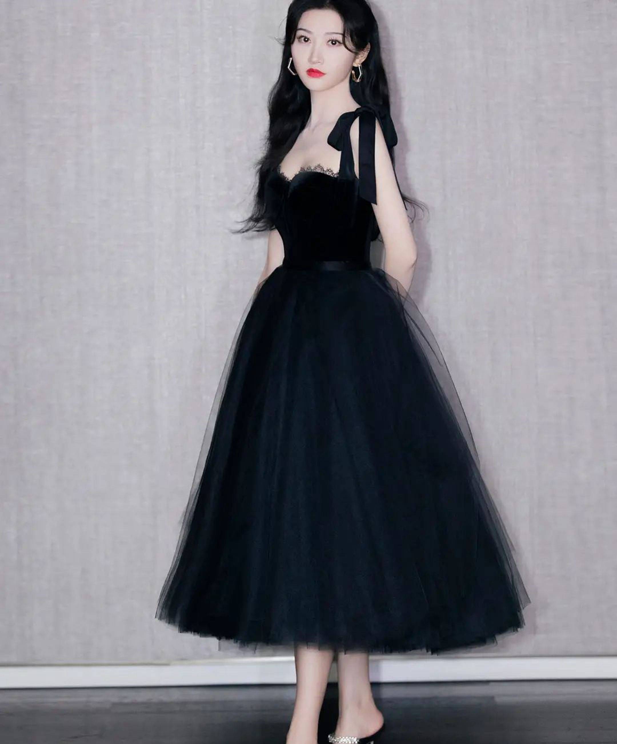 景甜黑色吊带蓬松裙性感写真_女神_网友_气质