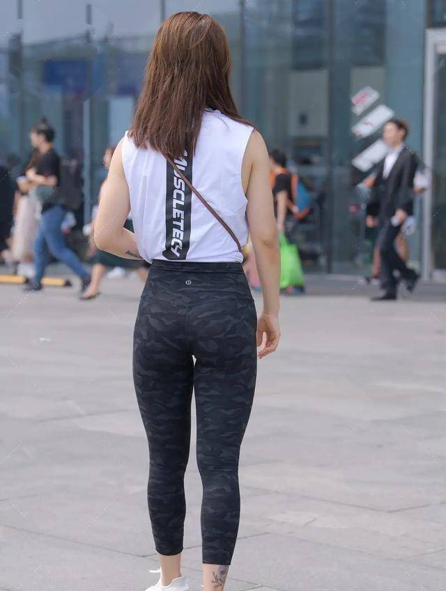 白色简约背心搭配黑色打底裤,黑白撞色,显得人特别精神_颜色_上衣