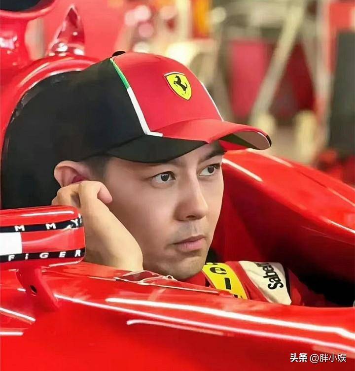 早在林志颖10岁的时候,他就梦想着成为一名赛车手,为了圆梦,15岁时就