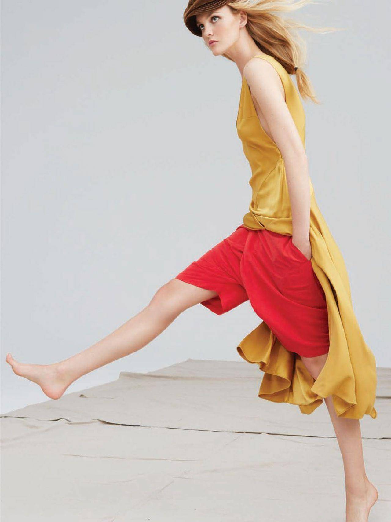 她气质极佳,魔鬼身材,才貌双全,巴西超模卡罗琳·特提妮