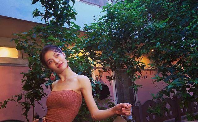 被冯小刚捧红,因"李现前女友"登热搜,这位"冯女郎"很温柔_钟楚曦_节目