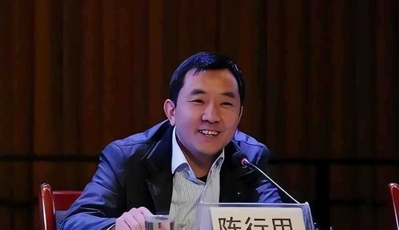 被誉为"反腐硬汉第一人"的巴东县原县委书记陈兴家看完邓玉娇的档案后