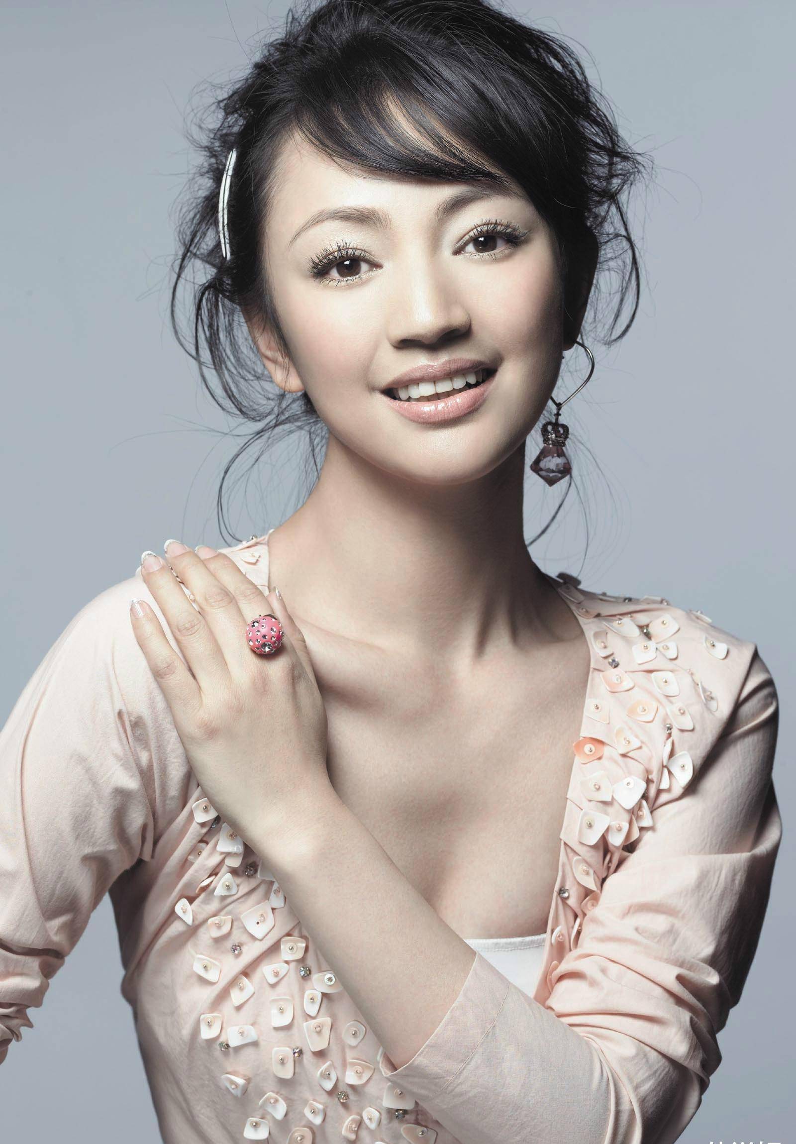 两人婚后的生活很幸福,没多久就诞下了两个宝贝女儿,罗海琼更是直接