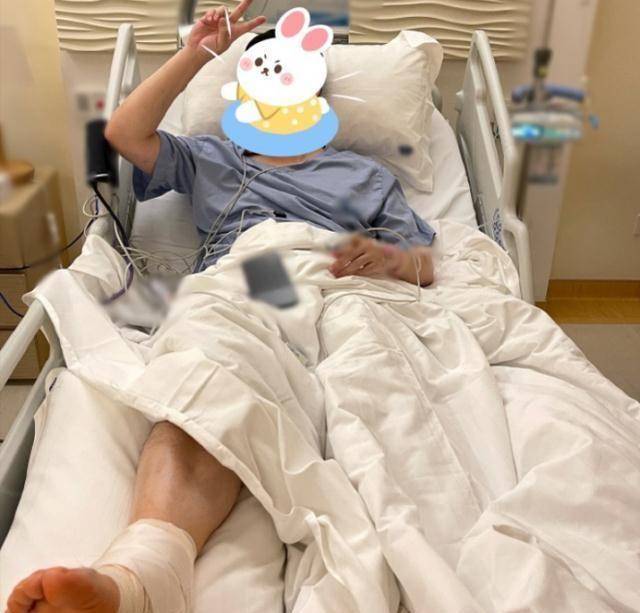 陈赫受伤后右脚浮肿,为了洗个澡,张子萱蹲地为其换药绑上保鲜膜_女儿