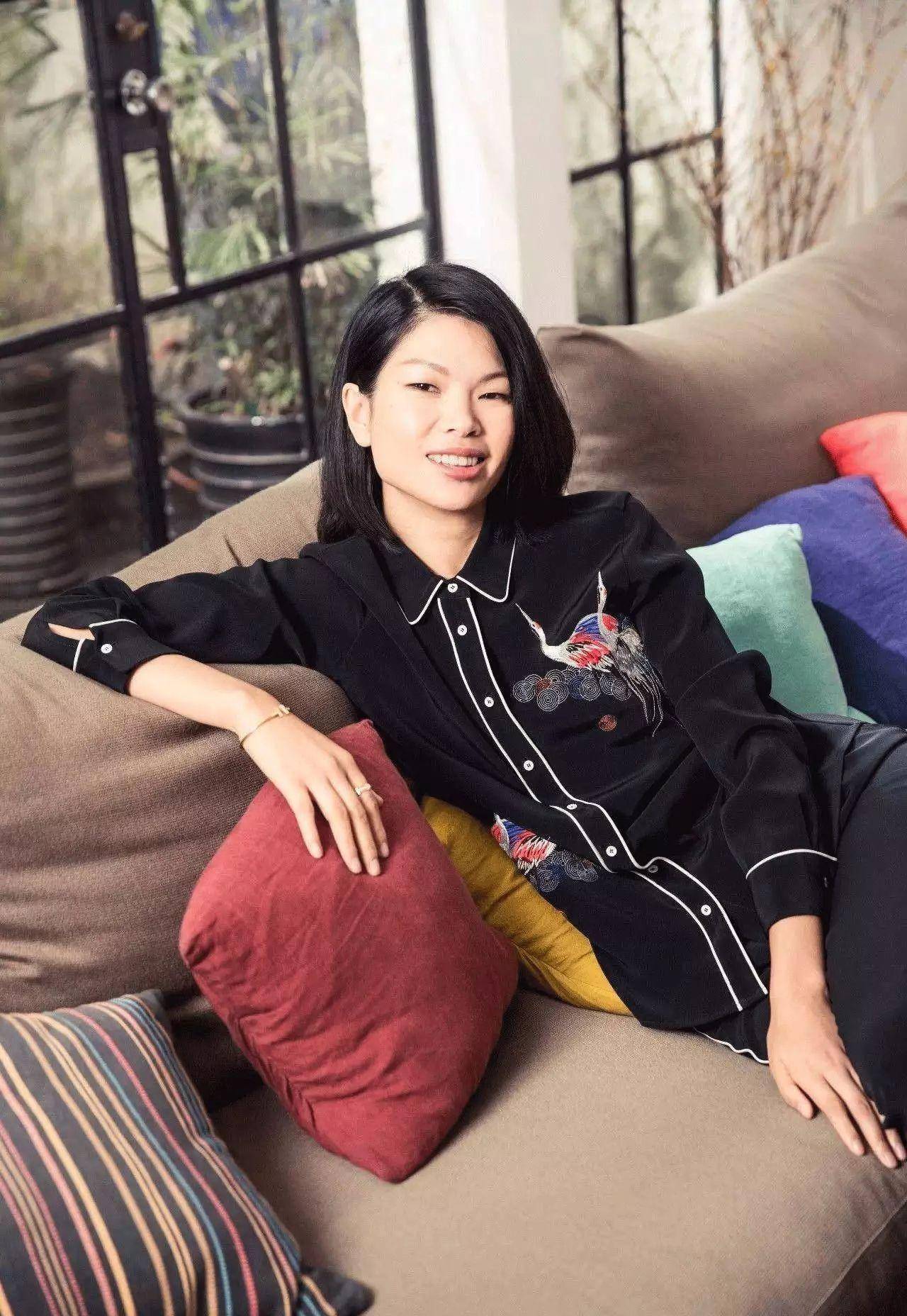 吕燕:从丑女到国际名模,她遇到了国外贵族老公,混血儿子超可爱_姑娘