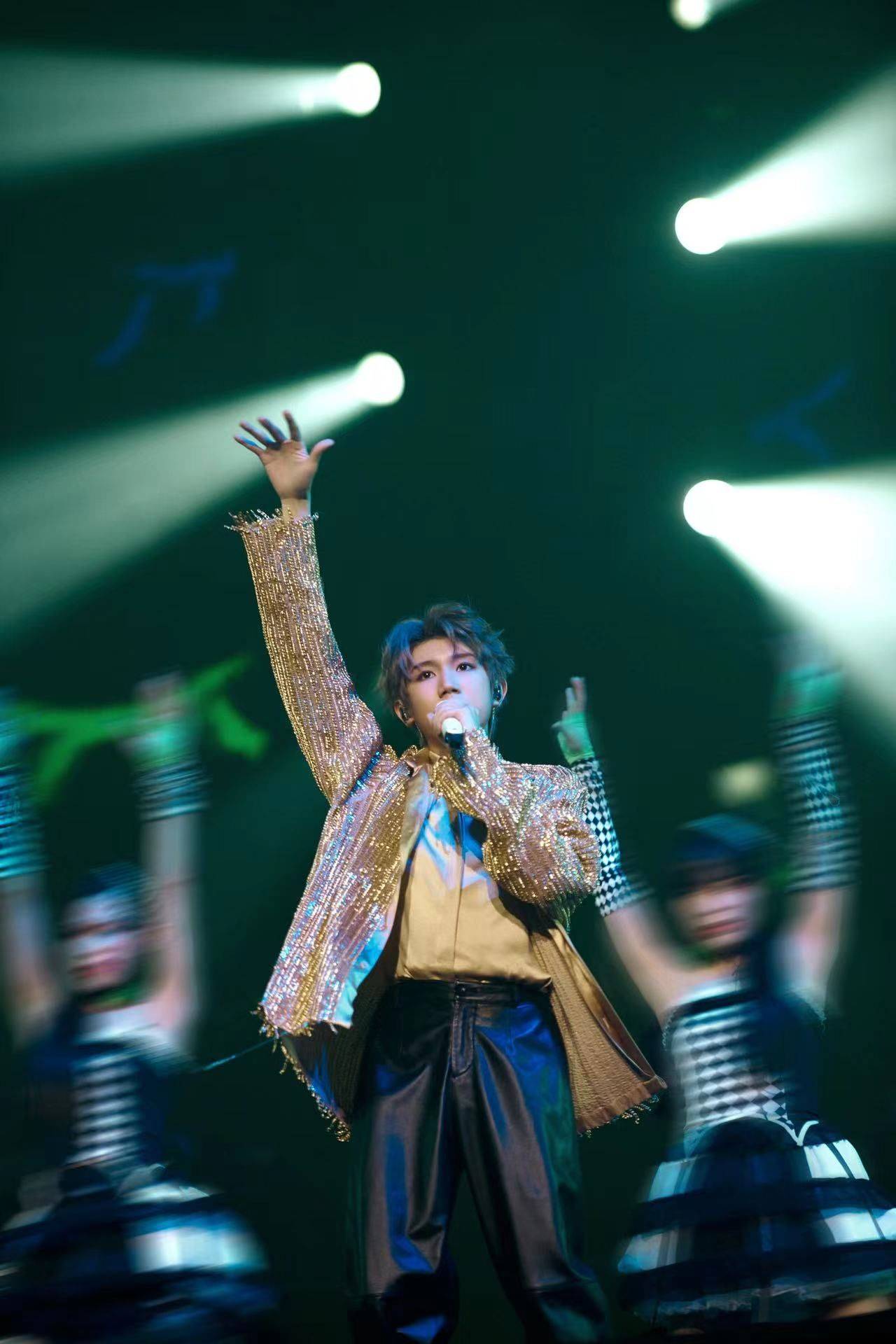 王源「客厅狂欢」巡演终点站抵达家乡重庆,温暖开唱点亮山城夏天_演唱