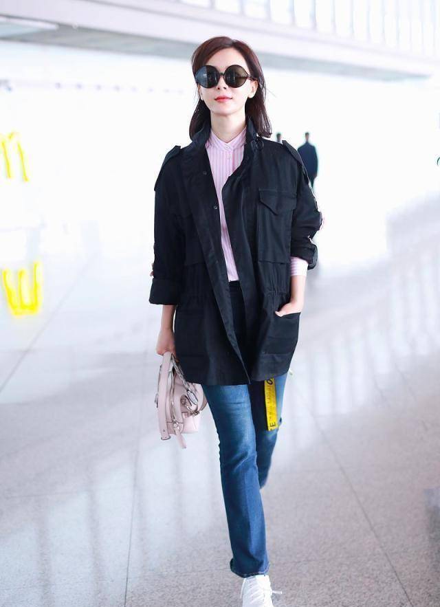 陈数穿白衣配黑裤优雅干练,脸却被拍成蜡像,摄影师是魔鬼吗?