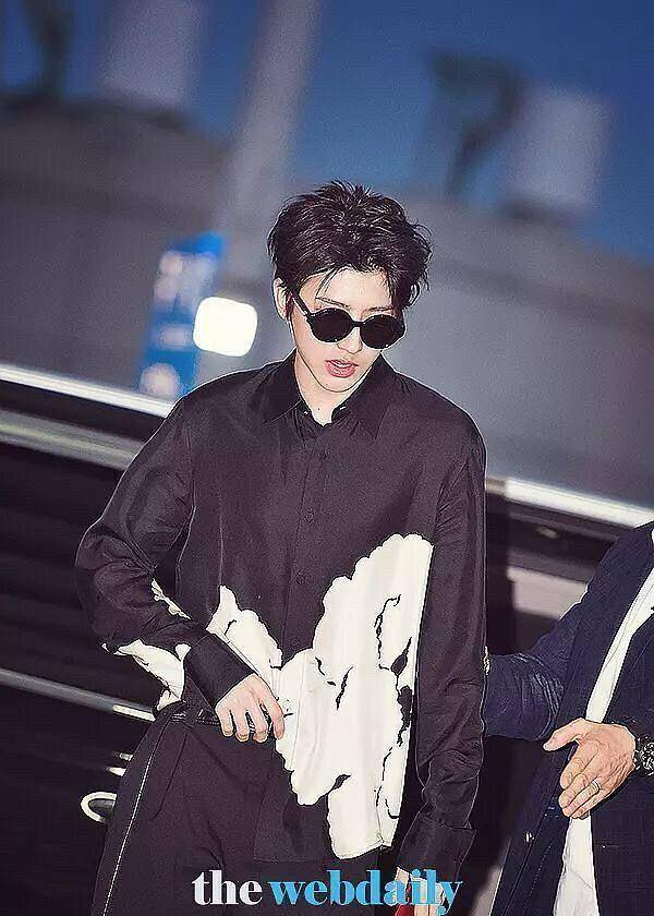 蔡徐坤和张艺兴撞衫像洗剪吹小弟,低头流里流气,没点偶像气质_周海媚