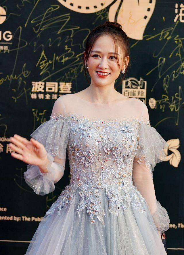 陈乔恩不愧是"东方教主","黄袍"西装配印花打底,霸气又甜美_造型_外套