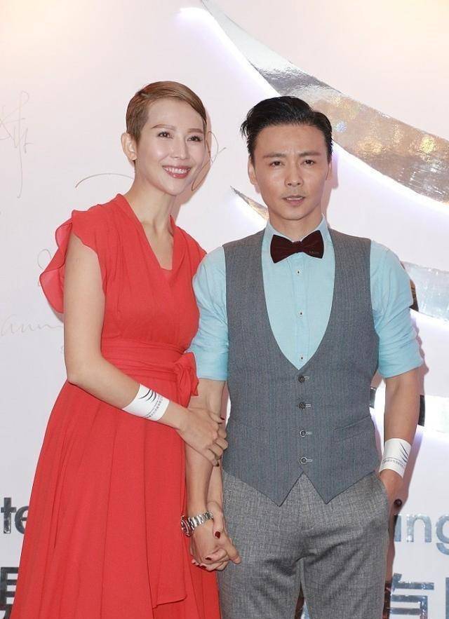 蔡少芬对颜值真自信,剪成寸头参加活动,比小1岁的老公更霸气_红色