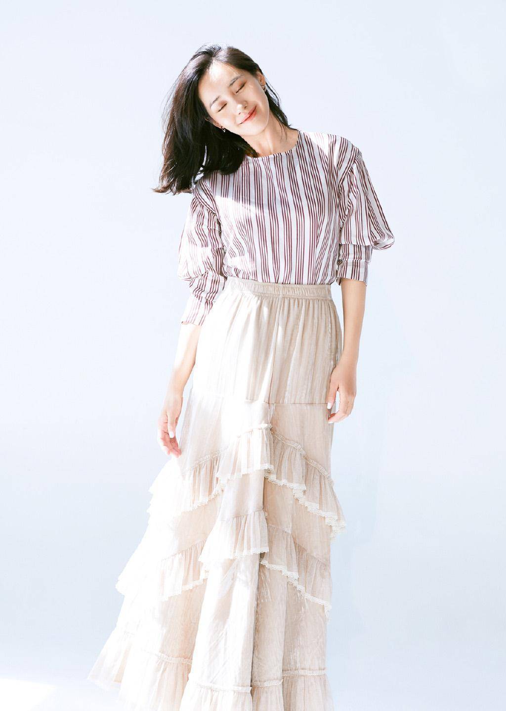 曾演沈腾的校园初恋女神,今齐肩短发对镜甜笑,美得让人心动_王智_造型