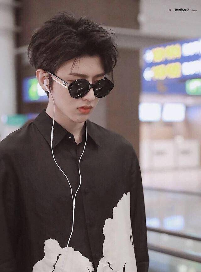 蔡徐坤和张艺兴撞衫像洗剪吹小弟,低头流里流气,没点偶像气质_周海媚