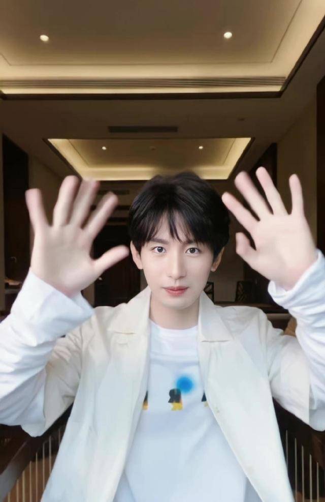 成毅和李宏毅分不清?看完两人这几张照片就不会了_的力量_气质_人心