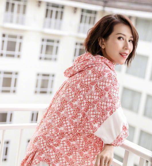 蔡少芬日常减龄穿搭,个性时尚又大方,展现个人优雅的气质_颜色_衬衫