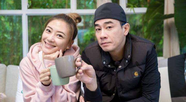 陈小春夫妇与好友聚餐,春哥帮媳妇夹菜,应采儿一旁抽烟霸气外露_视频