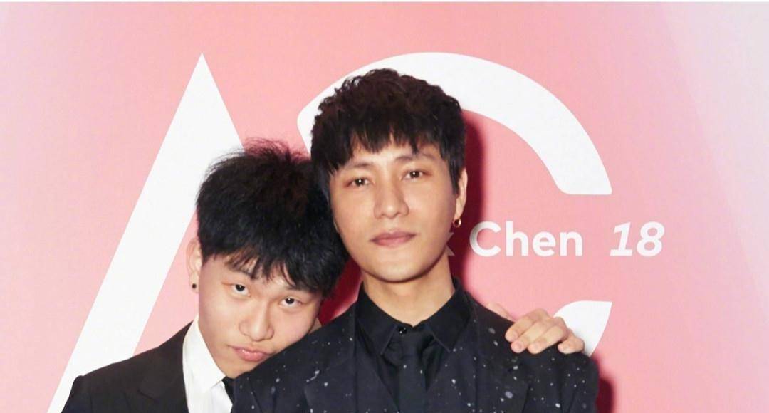 陈坤为18岁儿子庆生,画面温馨,父子如同兄弟_成年_互动_孩子