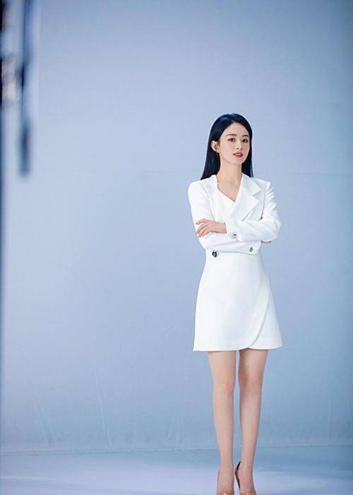 赵丽颖西装裙打扮优雅迷人,一双漫画腿简直美得不真实_时尚_气质_白色