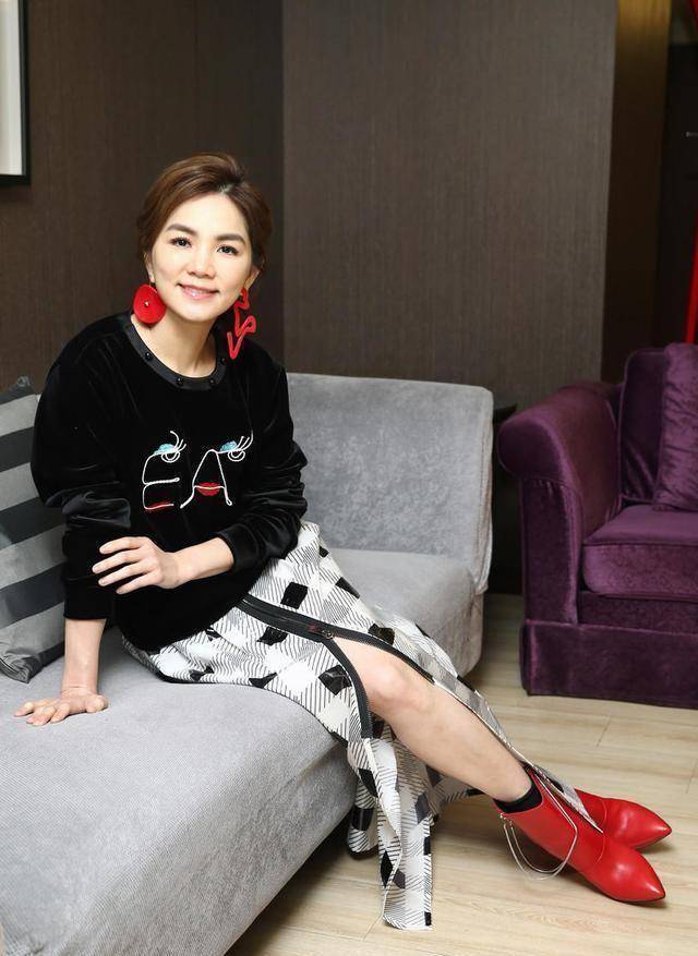 陈嘉桦穿搭很有个性!