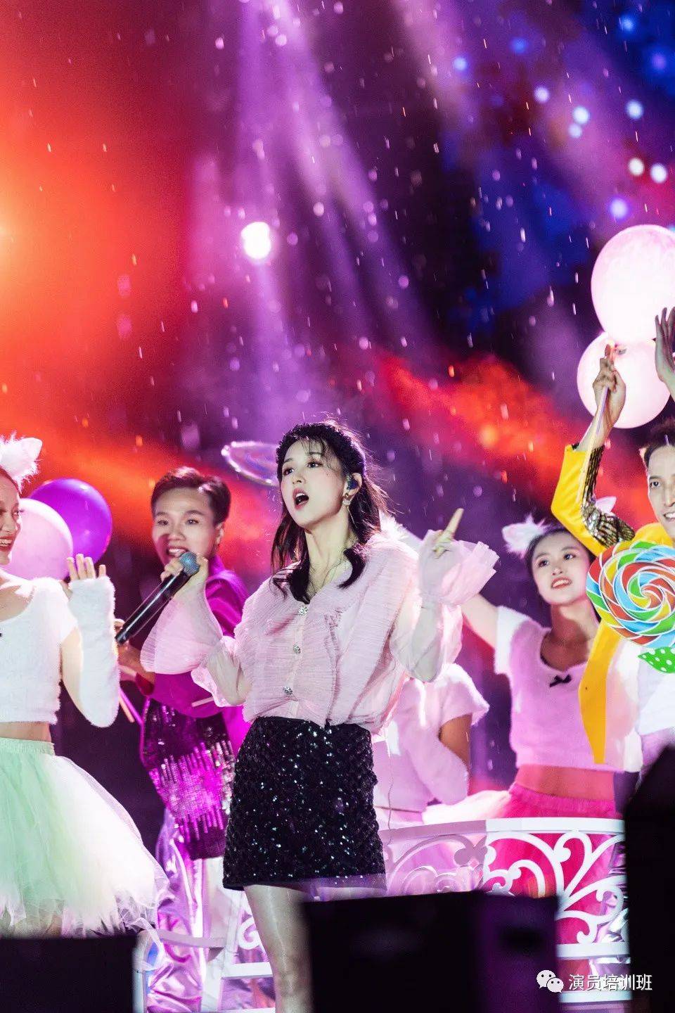 演唱会当晚,知名歌手程思佳,贺一航,魏照亮,旺姆更是带来了圈粉无数的