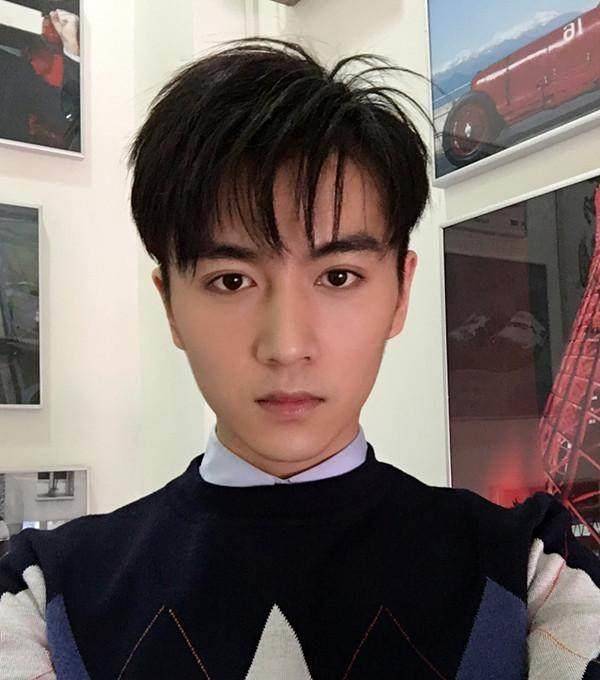 陈晓晒了一张没有胡子的照片,帅吗?_样子_西装_陈妍希