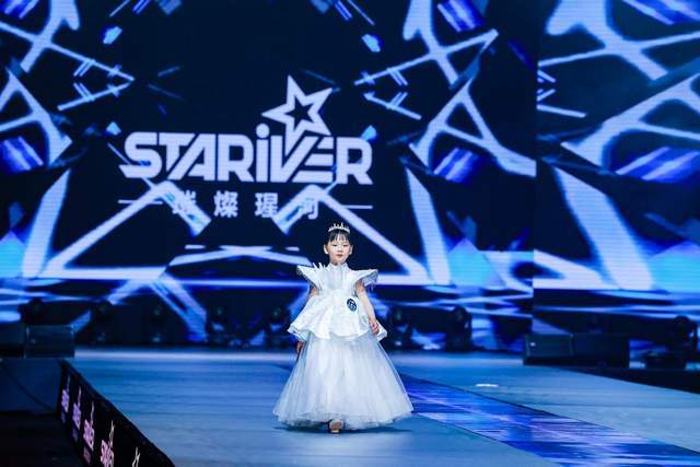 姓名:杨紫依年龄:6岁爱好:走秀 主持人 户外运动 爬山 骑自行车 滑板