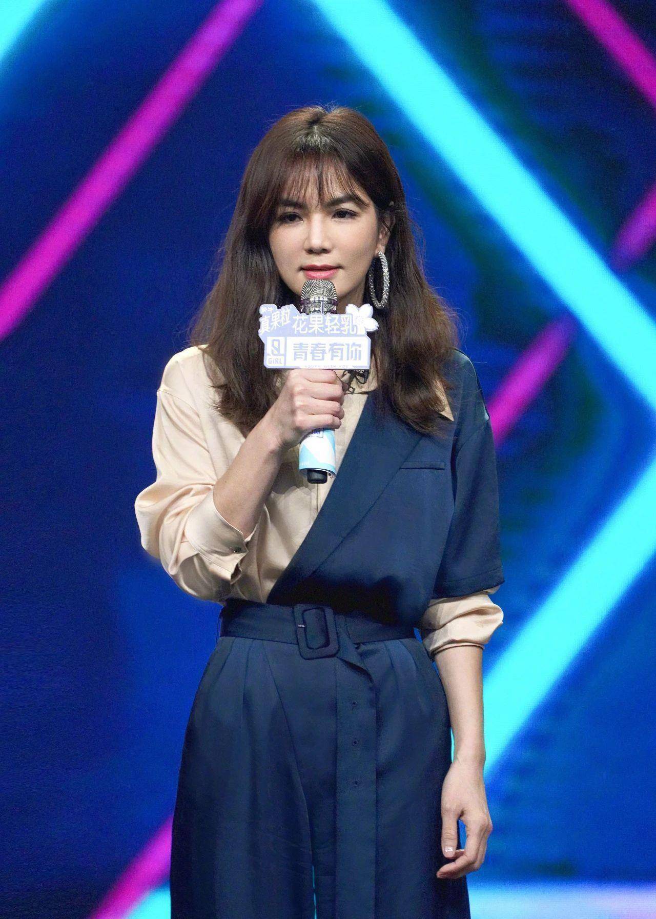 陈嘉桦和老公为儿庆生,明明是儿子过生日,陈嘉桦比儿子还能抢镜_绅士