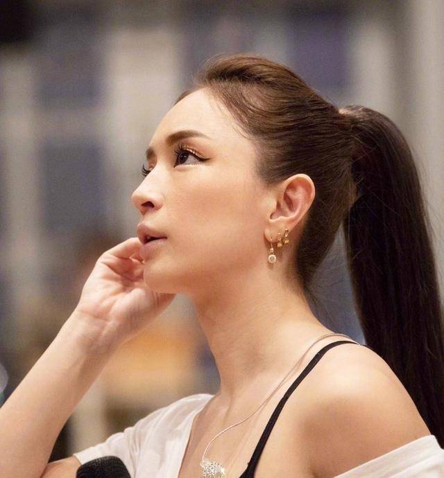 滨崎步在左耳失聪的情况下,依然在舞台上忍者疼痛唱完了那首《myall》