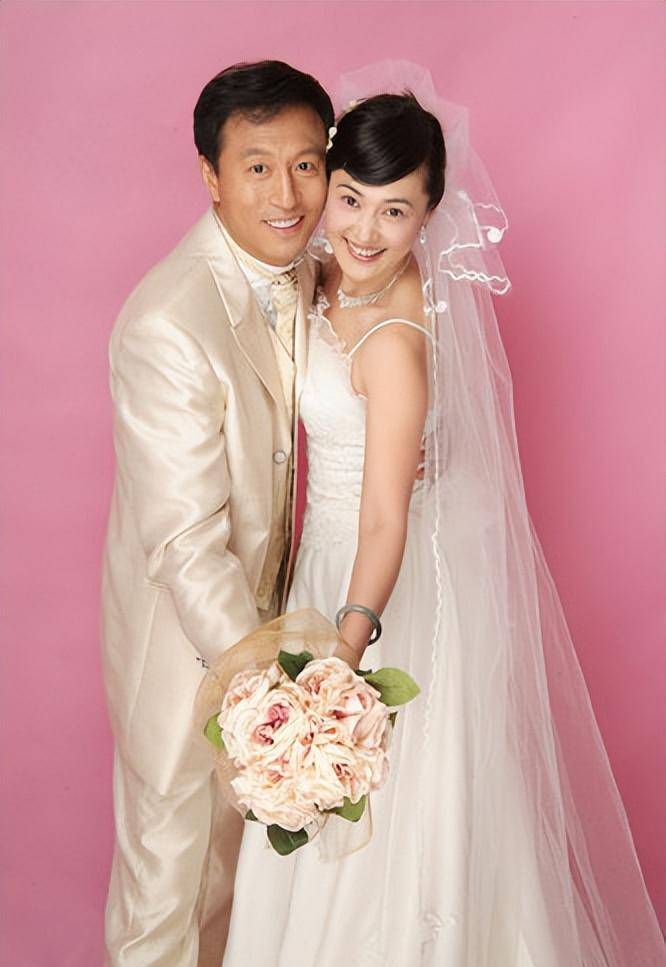 分手20年,常戎娶小妻子生一女幸福美满,王菁华未婚仍期待爱情_表演