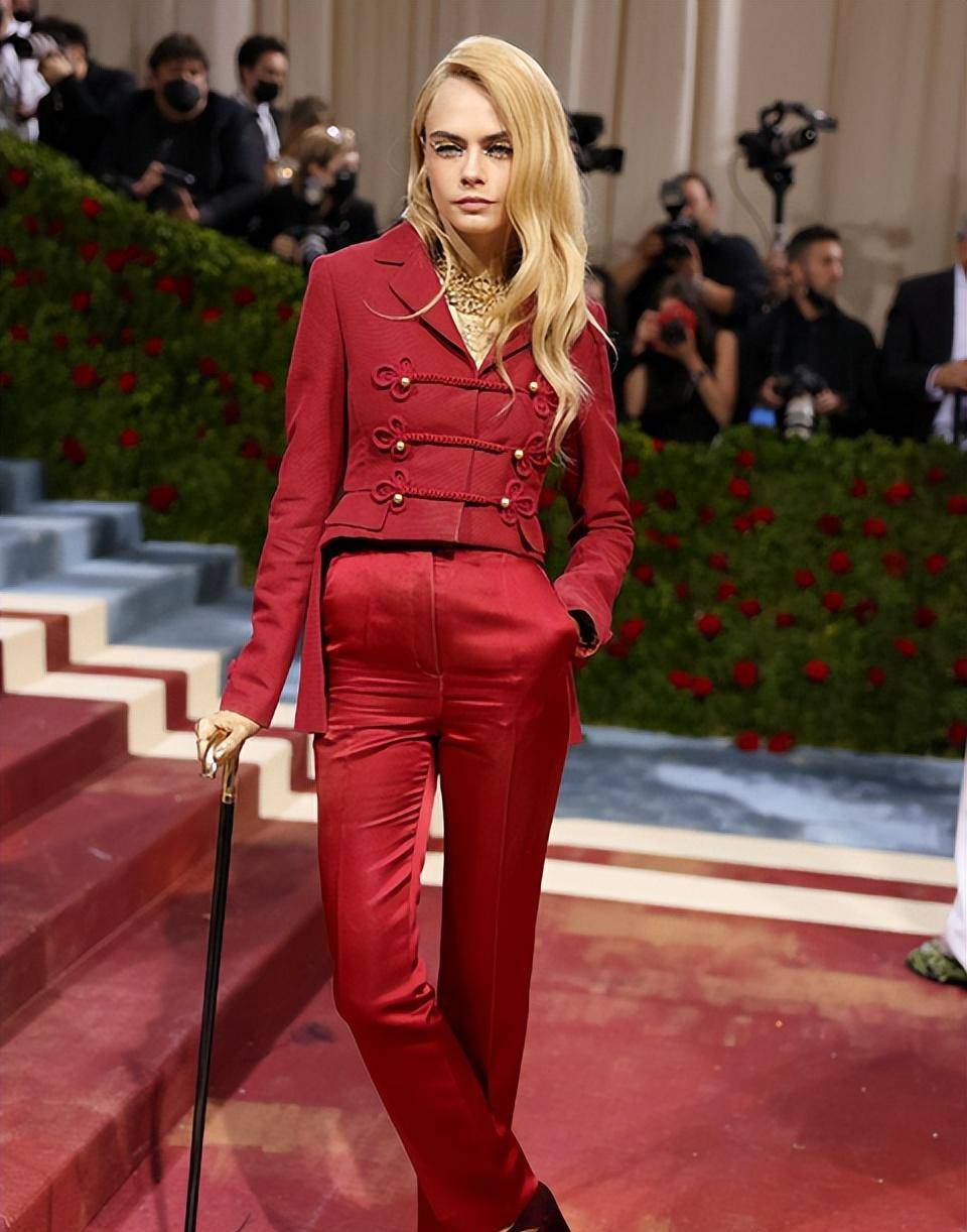 超模卡拉现身慈善晚宴全身金粉犹如雕塑展现黄金时代的奢华_身体_风格