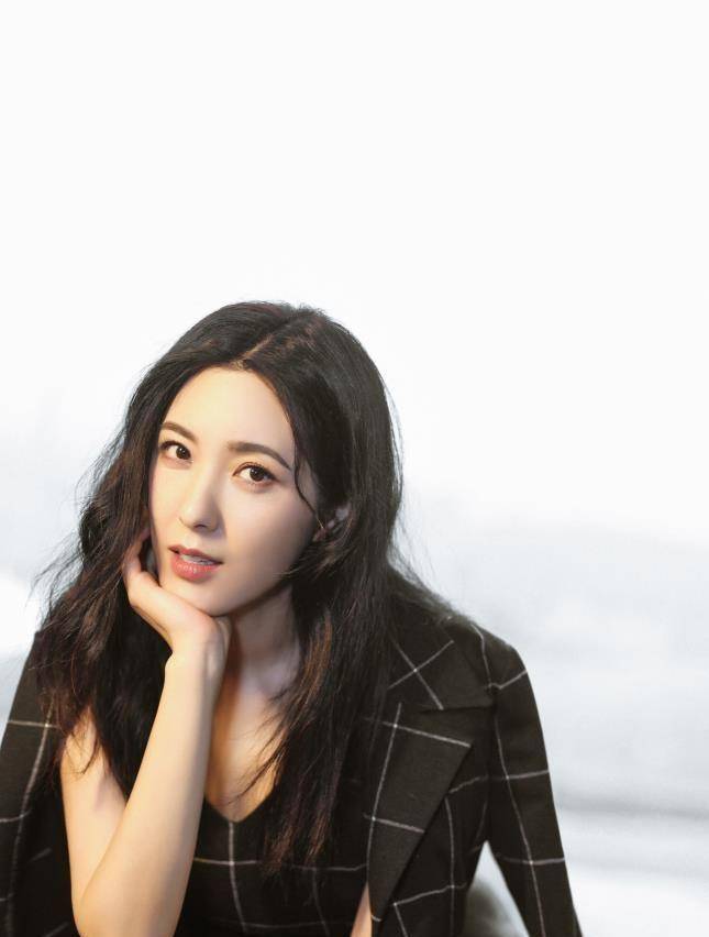 曾黎恋情疑曝光,当街挽手喂食,曾是中戏200年美女校花_曾李伟_戏剧