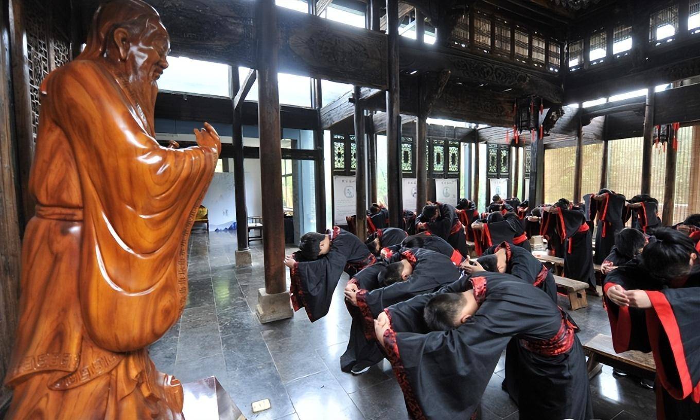都会有部分家长有些迷信行为,还有一些大学生,在研究生考试前去拜孔子