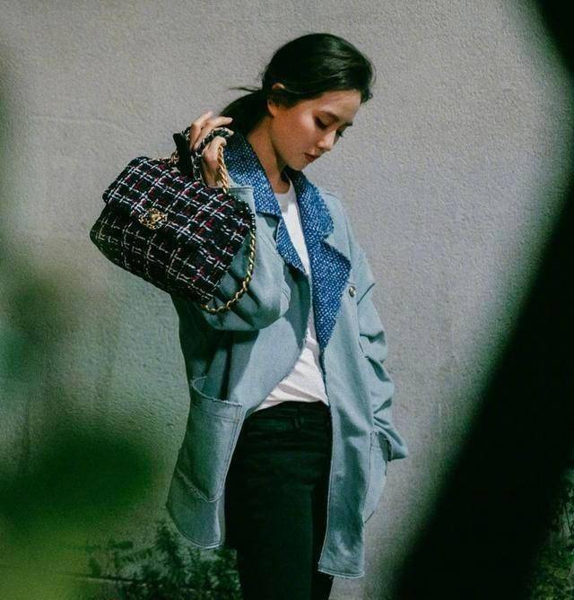 产后返回刘诗诗七夕大件出炉,大秀天鹅颈部,迪士尼"在逃公主"_衬衫