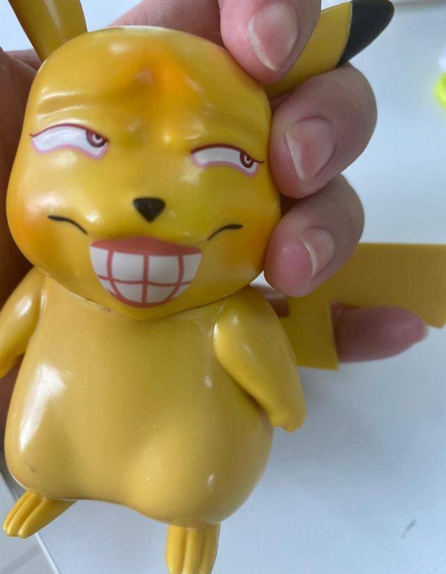 毁童年的"山寨手办",看一次辣一次眼睛,崩到原作者都认不出来_皮卡丘