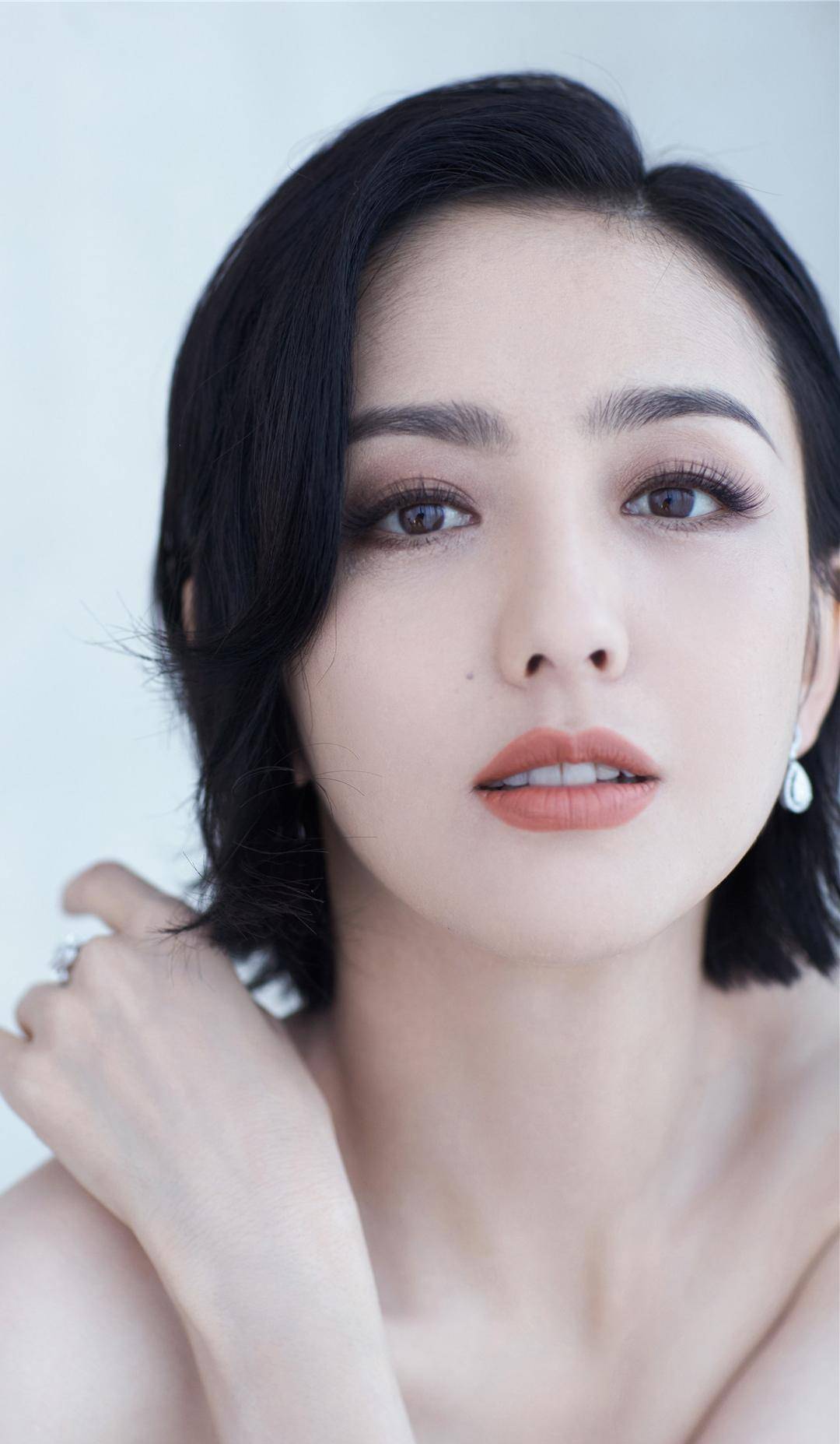 佟丽娅的衬衣穿搭秘笈:时尚不止于表面!_魅力_球衣_个性