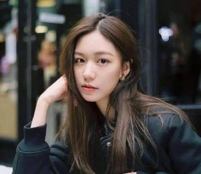 她和华谊老总王中磊的女儿王文也是闺蜜,不过最近爆出的一组两人聊天