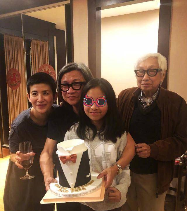 陈可辛女儿罕见出镜,四肢修长纤细身高直逼吴君如,五官超像爸爸